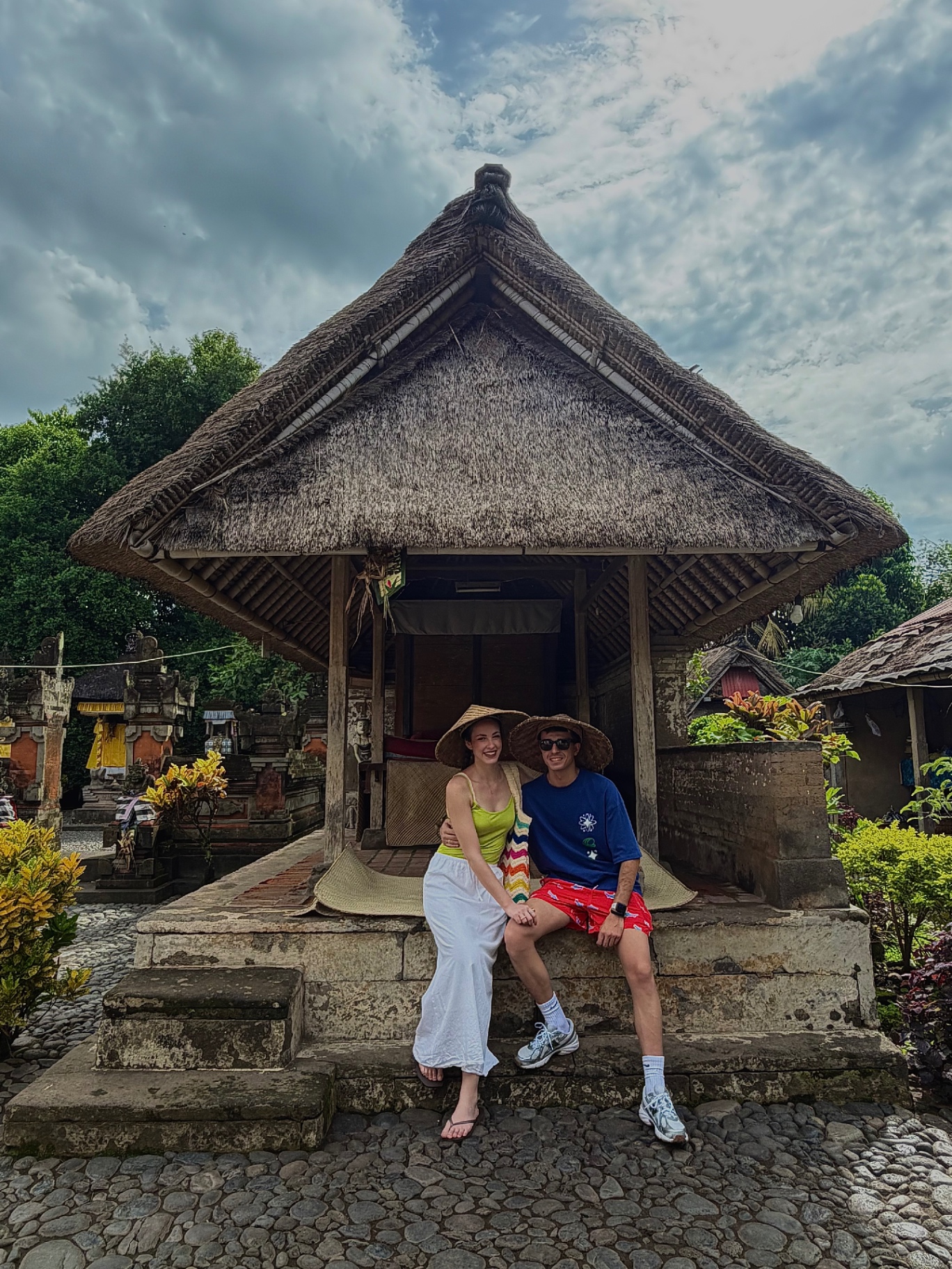 Pareja en un templo tradicional balinés en Ubud