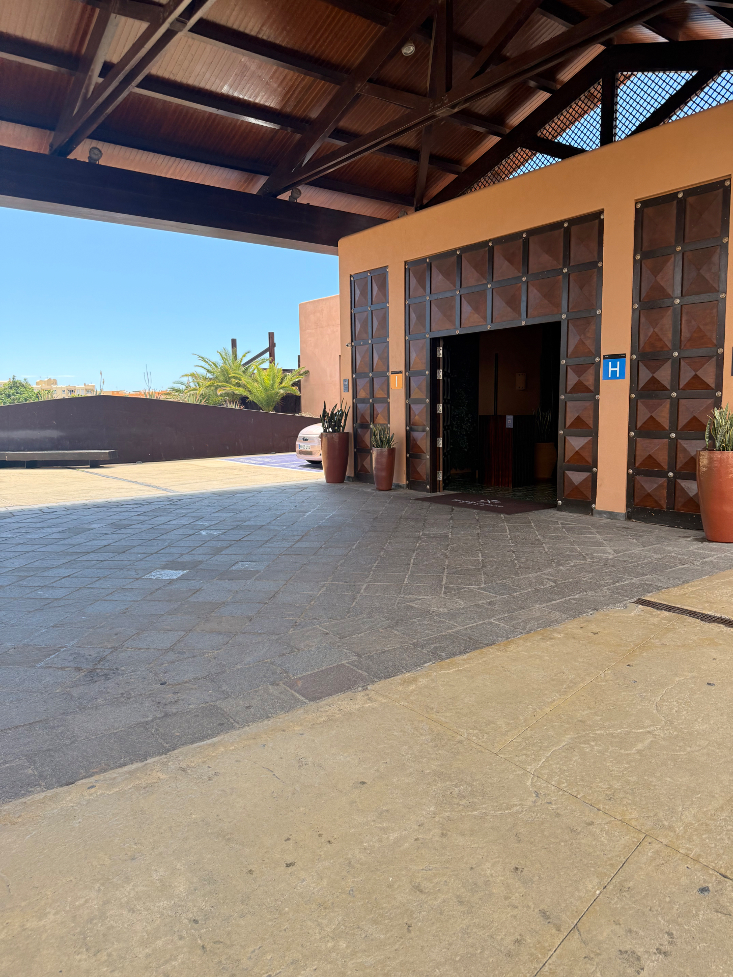 Entrada del Barceló Tenerife, junto a Los Abrigos