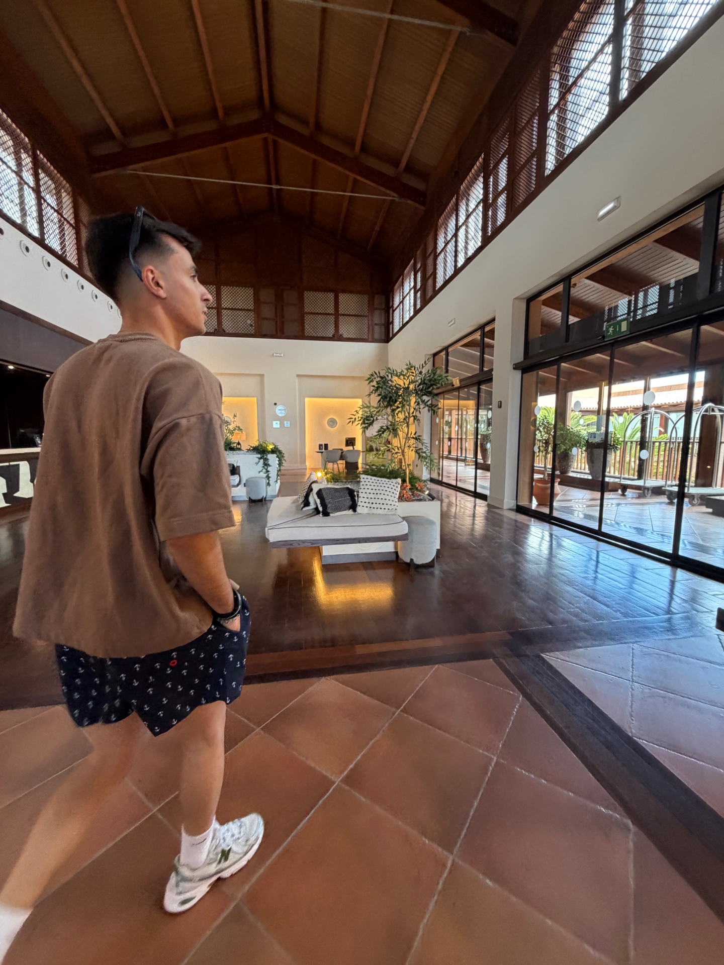 Lobby del hotel, con techos altos y madera